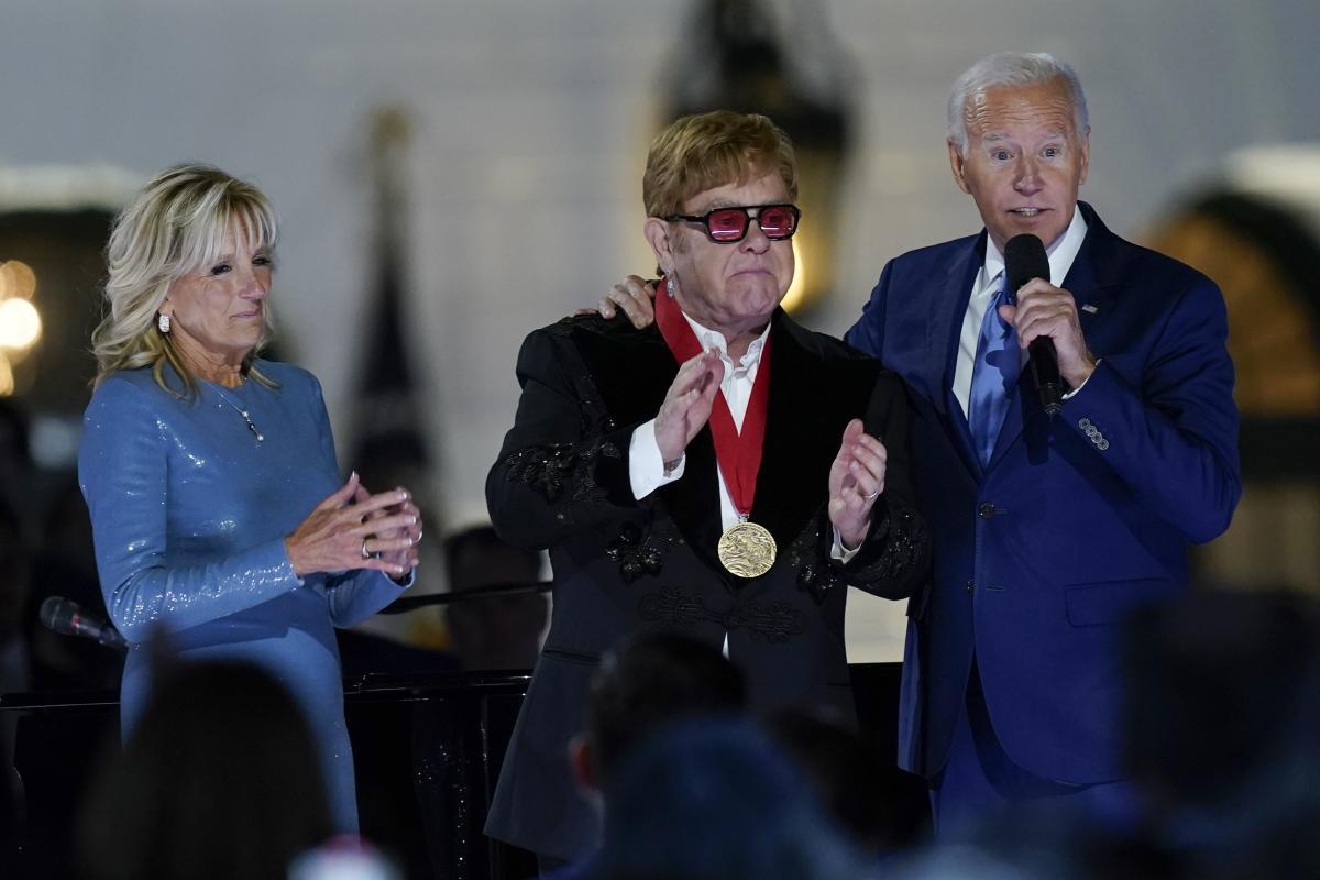¡'Qué antro'! Joe Biden homenajea a Elton John en la Casa Blanca Día